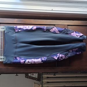 Calia by Carrie Underwood size s grey w purple floral workout capris key pouch